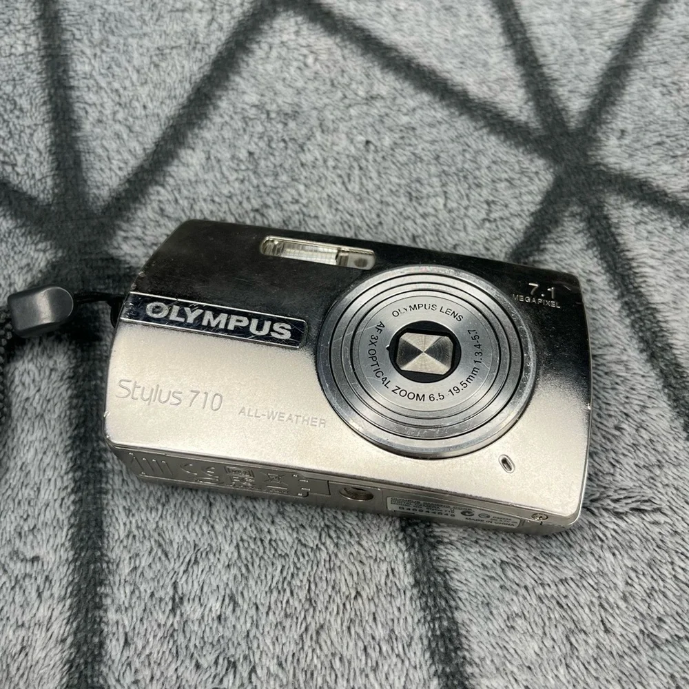 Olympus Stylus 710 All Weather 7.1MP Digital Camera 3x Optical Zoom UNTESTED V